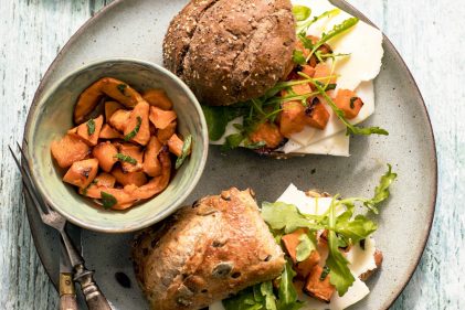 Broodje geitenkaas met geroosterde pompoen en rucola